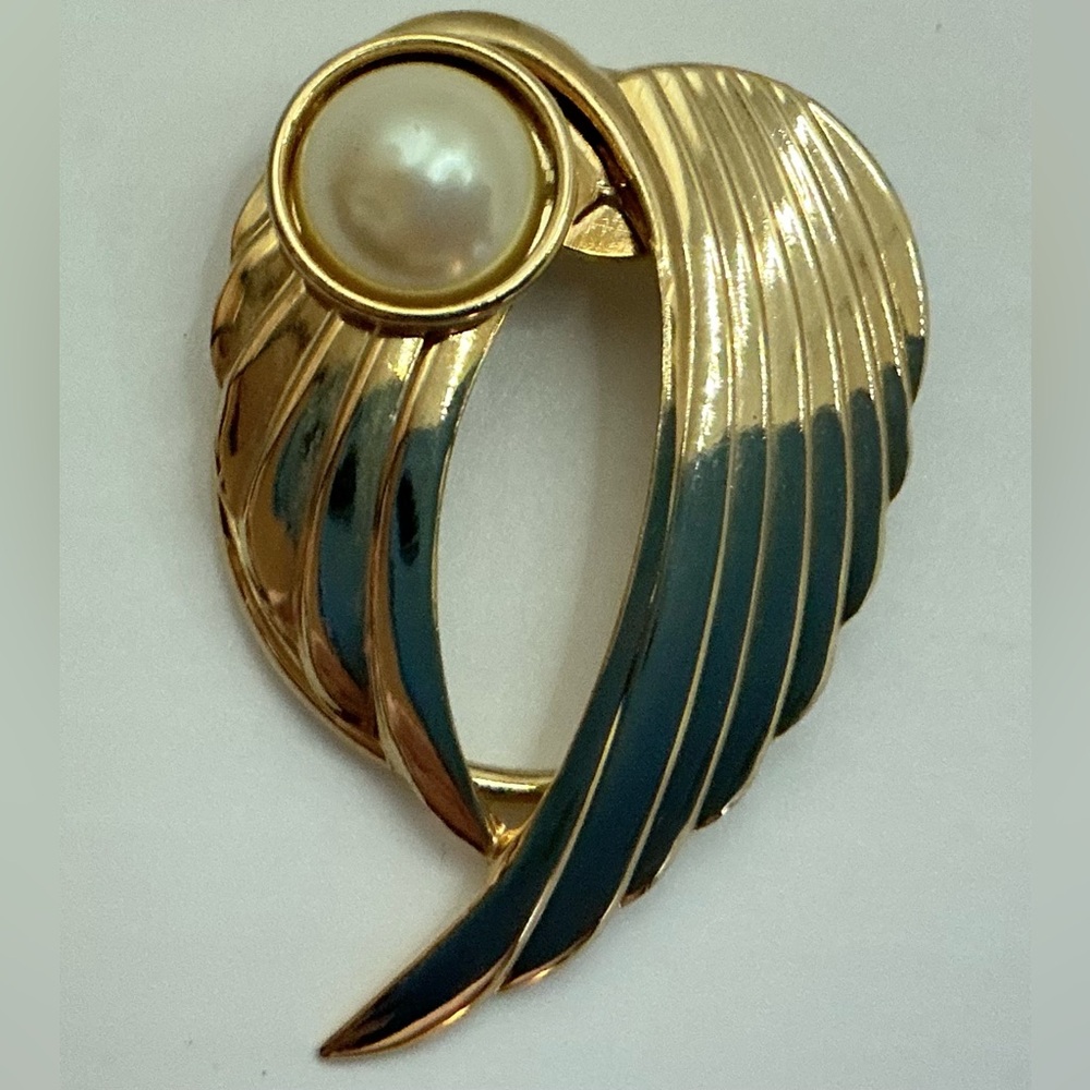 VINTAGEJERI LOU GOLDTONE FAUX PEARL ANGEL WINGS SCARF CLIP BROOCH